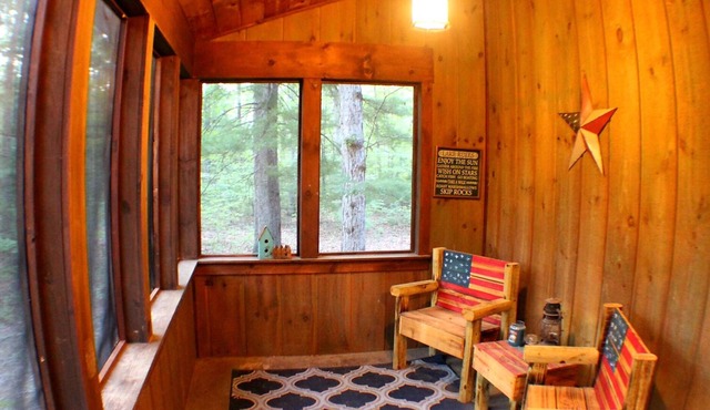 Rustic Lakeside Retreat: Private 3 Bedroom Cabin