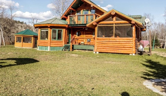 Rustic log cabin. *Waterfront with Spa*
