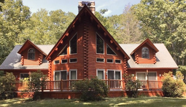 Rustic, Romantic, & Spacious Log Chalet for the Family