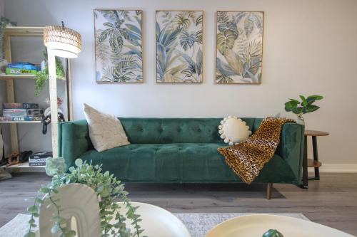 Safari Luxe 3 Bedroom Designer Condo Near Downtown