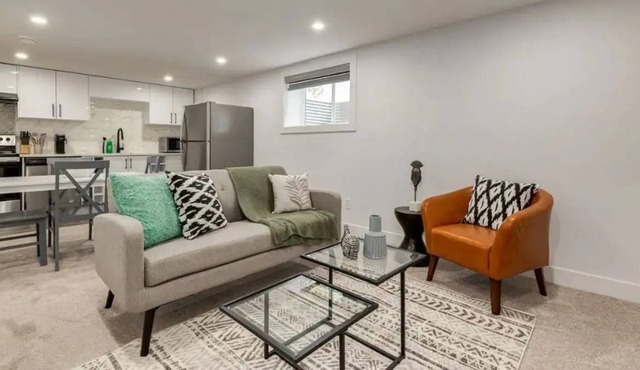 "Safari" Renovated & Upgraded 2 bed lower suite