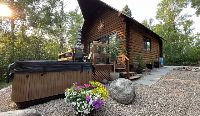 Sand Lake Log Cabin with Hot Tub
