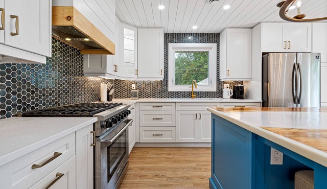 Sapphire Shores - Sparkling jewel - Hot tub, close to beach, sleeps 6