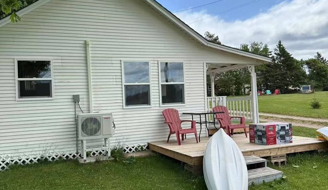 Seabreeze Retreat-Cozy waterfront 3-bedroom, one minute from PEI National Park