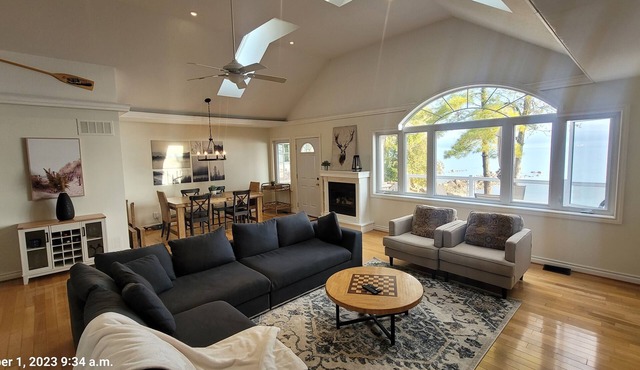 Seasons by the Bay! Lakehouse on Georgian Bay. Short drive to town, ski or beach