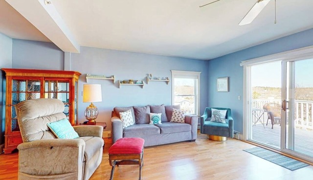 Second-floor condo with gorgeous ocean view - walk to town, beach & lighthouse