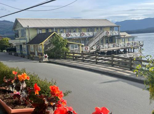 Seine Boat Inn