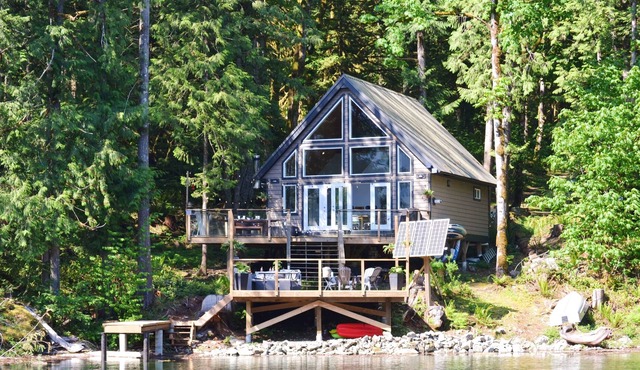 Serene Lakeside Cabin: 2BR + Loft on Harrison