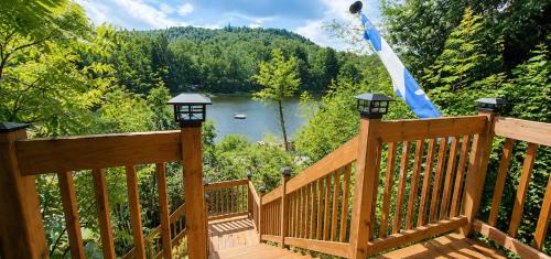 Serenity Tree house on the lake