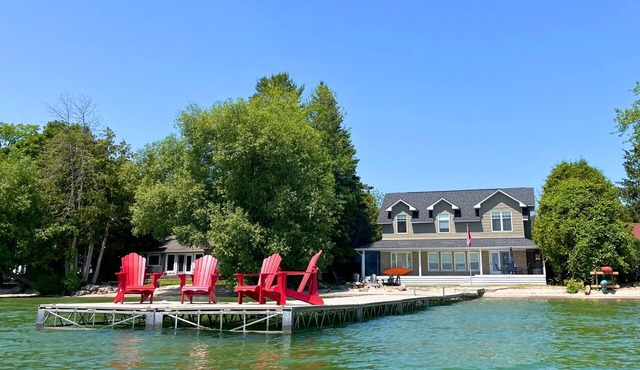Shallow Beach Lakefront Cottage perfect with Kayak, Firepit, BBQ + Playground