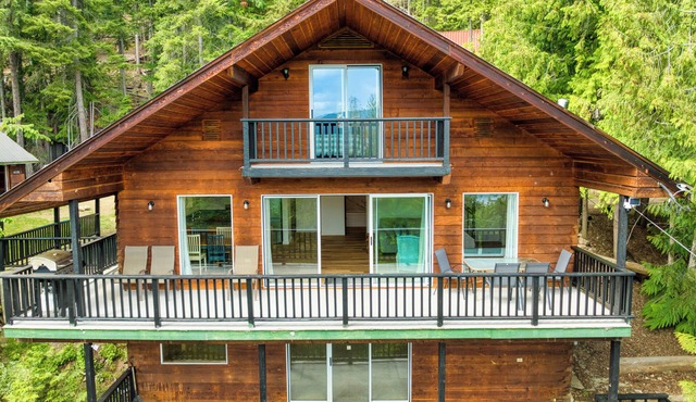 Shuswap Timbers Lodge - Cabin in Anglemont