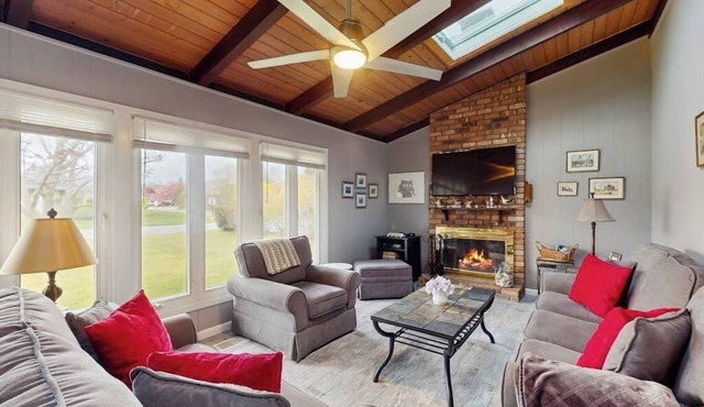 Single-story home with access to nearby private beach, deck, bbq, w/d, wifi