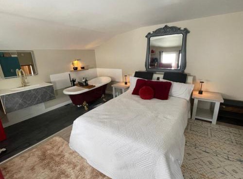 Sip and Soak, hotel-style room