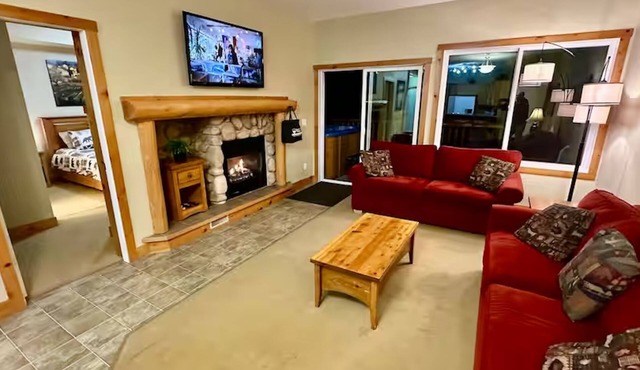 Ski & Golf Getaway Suite - private hot tub - 2 bed