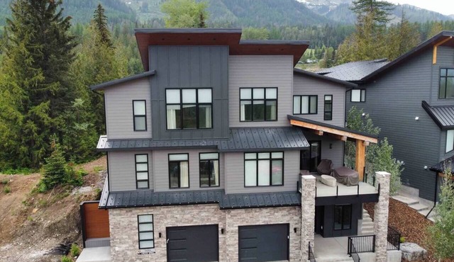 Ski In/Out. Luxury with Hot Tub & EV Charger