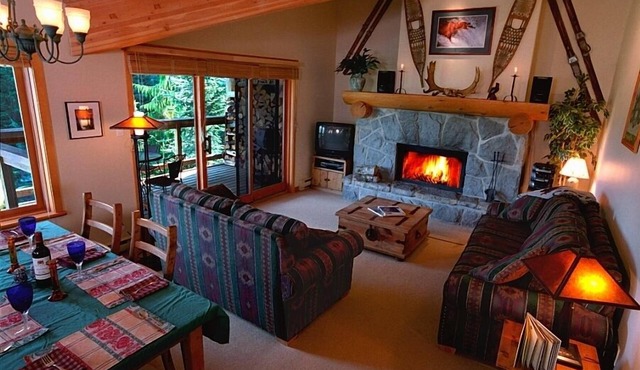 Ski in & out with Private Hot Tub, Wood Fireplace, Garage