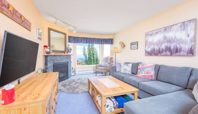 Ski-In/Ski-Out Family Condo with outdoor pool