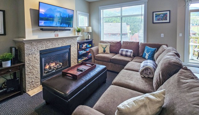 Ski-In/Ski-Out Mountain Retreat/Hot Tub + Garage