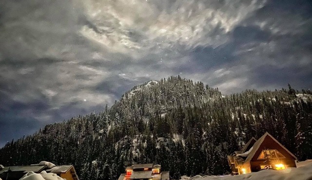 Ski village penthouse w/hot tub & sauna, Hemlock Valley