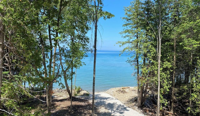 Skiing & the holiday season! Modern Lake House on the shores of Georgian Bay!
