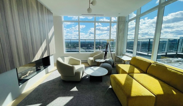 Sleek 2BR Mountain & City views +Parking