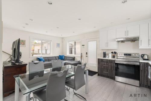 Sleek Coach House with Designer Kitchen - Sleeps 7