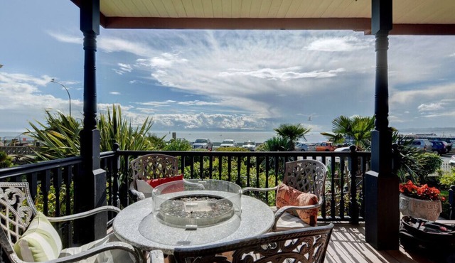 Sleeps 8+, James Bay, Victoria BC, Dallas Rd. Ocean Views from every room!