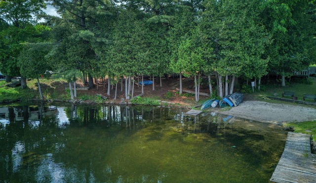 Small Cottage Charming 2-Bed Cottage: Your Lakeside Oasis for 4!