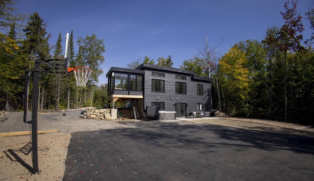 Smart Cottage with Hot Tub and Basketball Court (haute gamme furniture)