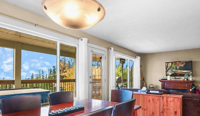 Snowy Escape - Sleeps 10 w Hot Tub & Mtn Views