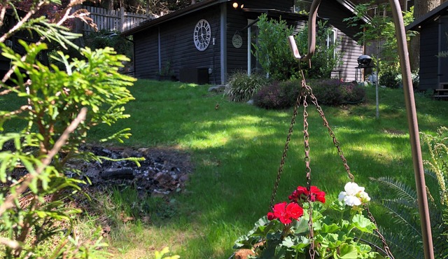 Snug Cove-Bowen Island-Super Comfy Cottage steps from ferry, shops, restaurants.