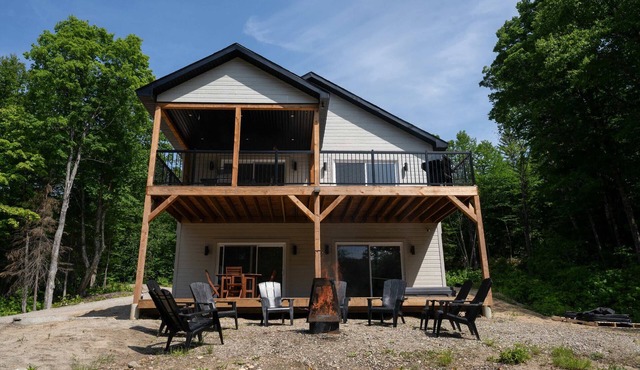 Spa and Lakefront | Oasis des chutes