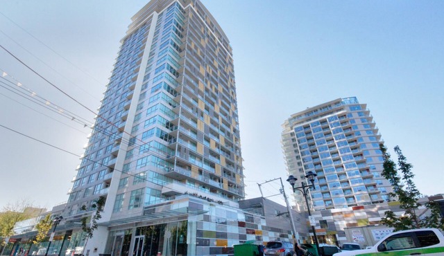 Spacious 1-bedroom+den condo w/amazing amenities - 90 days minimum
