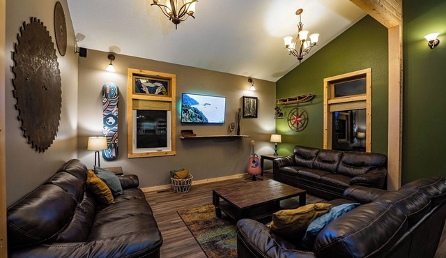 Spacious 17-Guest Stay – Families or Teams - Ski, Bike, Golf or Tournament