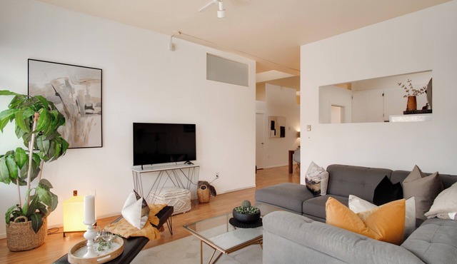 Spacious 2-Bedroom Condo in Downtown Victoria