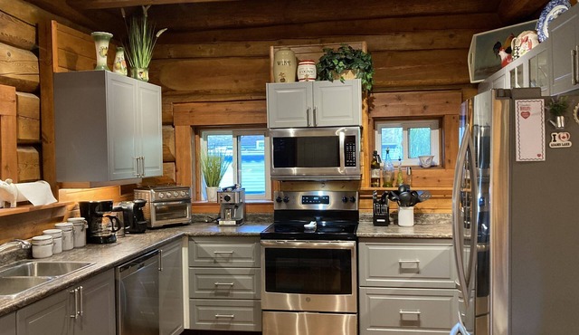Spacious, 2000 sq. ft. Luxury Log House on Adams Lake.
