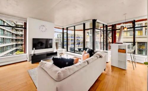Spacious 2BR Downtown Vancouver Condo Free Parking