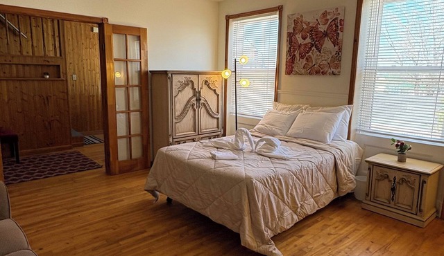 spacious 3 bedroom-5 beds-wifi-parking available