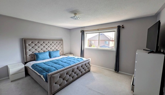Spacious 3 Br House | Cozy I Quiet I Safe | Pet Friendly I NEAR Toronto