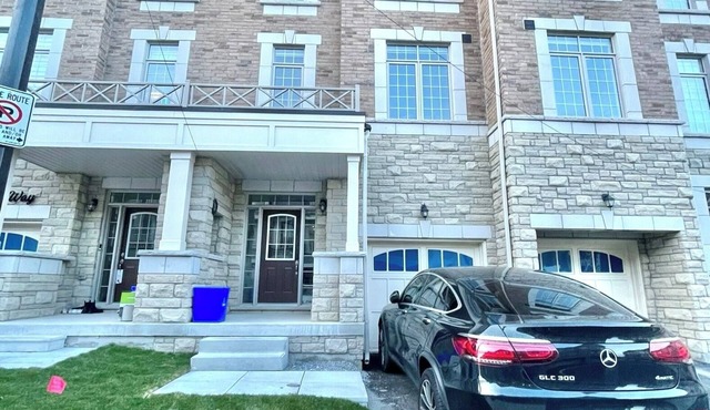 Spacious 4 Bedroom Markham Townhouse with 2 Ensuite and King Memory Bed