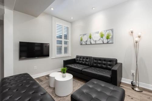 Spacious 4BR Toronto Stay Near U of T & Downtown