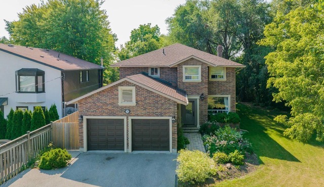 Spacious 5+2-bedroom house with AC, WiFi in charming Pickering