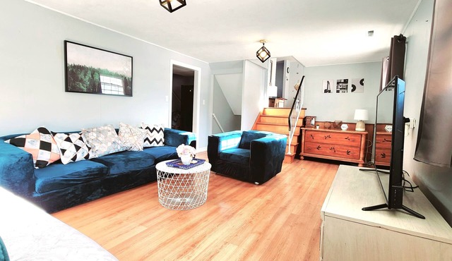 Spacious 5 bedroom bungalow w/huge backyard