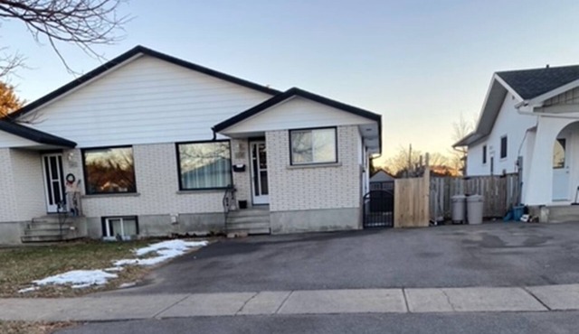 Spacious 5 Bedroom sleeps 10, 2 story semi, 2 free laundry, free parking on/off