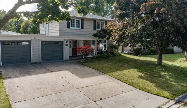 Spacious 5 bedroom home with pool and all-year hot tub. 17 Minutes from YYZ.