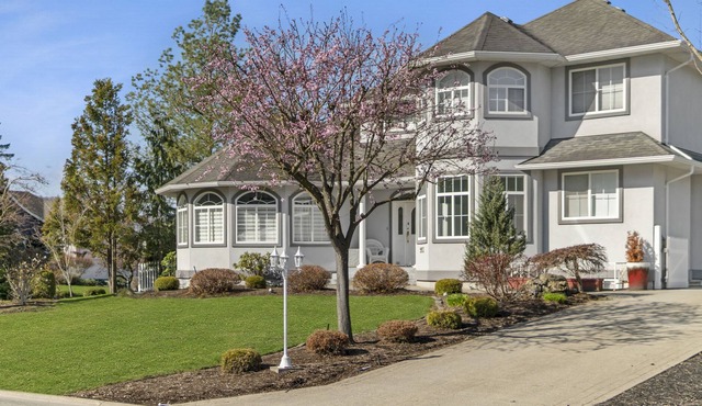 Spacious 7 BR House With Pool & Hot Tub Near Harrison Hot Springs