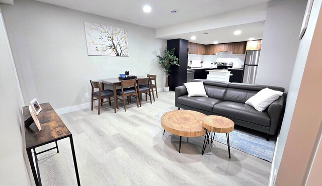 🏡 Spacious Basement Suite: 2 queen beds, Kitchen, Livingroom, Dining, Laundry
