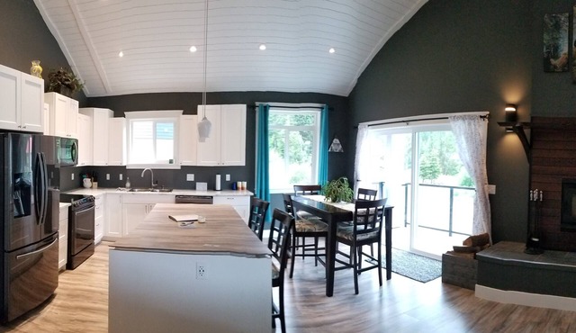 Spacious Chalet For Family Adventures (Pet Friendly!)