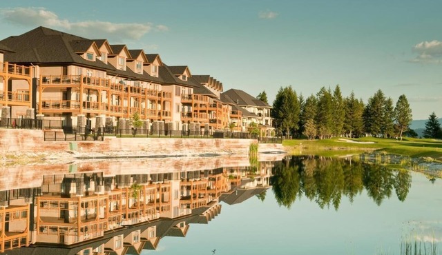 Spacious condo sleeps 8 near skiing, scenic hiking, mineral hot springs!