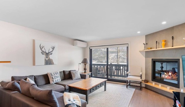 Spacious Condo with Lake and Mountain View